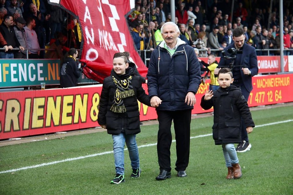 Mikan Jovanovic samen met zijn kleinzoons.