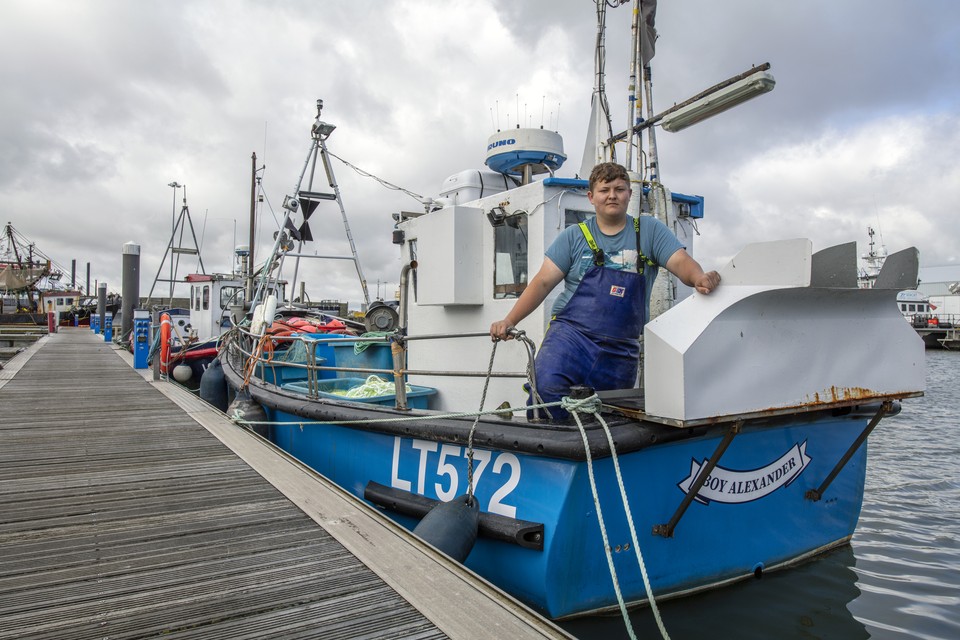 Alex Wightman uit Lowestoft in de kajuit van zijn eigen boot, de ‘Boy Alexander’. Foto’s: HJ Hunter