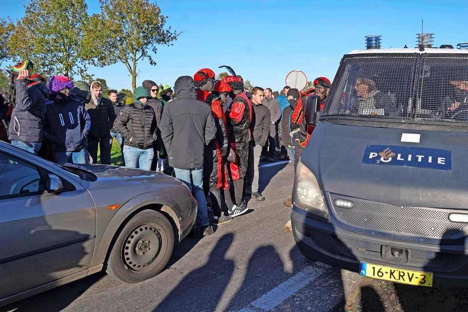 Deelnemers van de actiegroep Kick Out Zwarte Piet zijn zaterdagmiddag op de afrit van de A28 bij Staphorst door een menigte tegengehouden. 