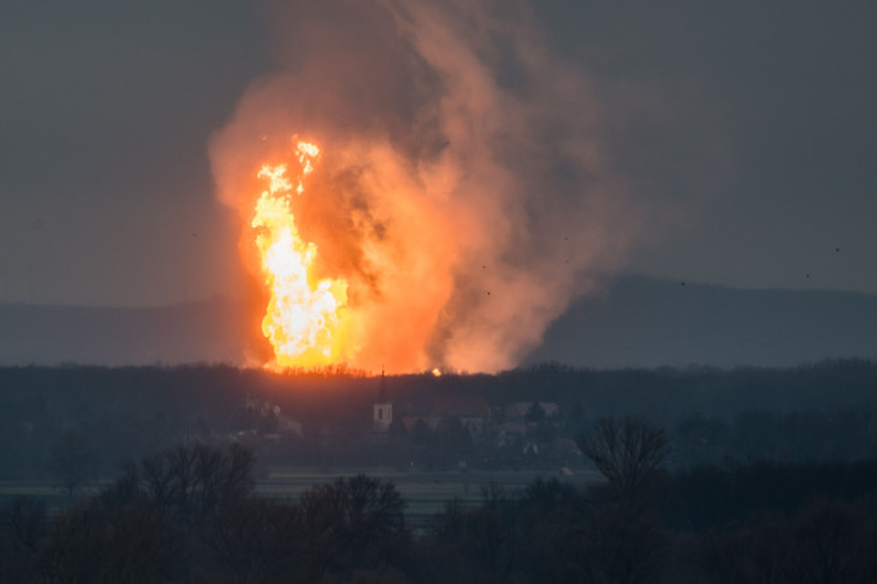 Gigantische vlammen boven het gasoverslagstation in het Oostenrijkse Baumgarten. 