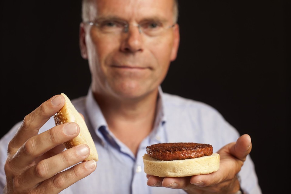Mark Post laat een kweekburger zien