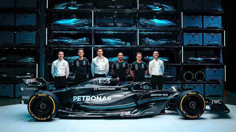 Het Mercedes-team voor de nieuwe ’Black Beauty’.