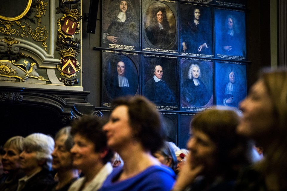 De onthulling van portretten van vrouwelijke hoogleraren in de Senaatskamer van de Universiteit van Leiden.  