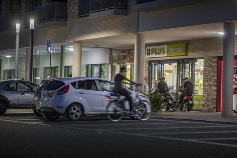 Jongeren bij het winkelcentrum van Waubach, één van de plekken waar overlast heerst.