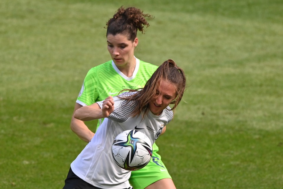 Dominique Janssen (links) van Wolfsburg in actie in de bekerfinale tegen Lara Prasnikar van Eintracht Frankfurt.  