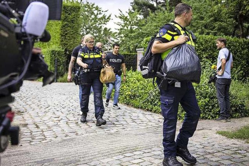 De inval van de FIOD en de politie bij Frits van Eerd in Heeswijk-Dinther trok dinsdag veel aandacht. 