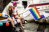thumbnail: Publiek langs de Prinsengracht in afwachting van de botenparade van de Gay Pride. 