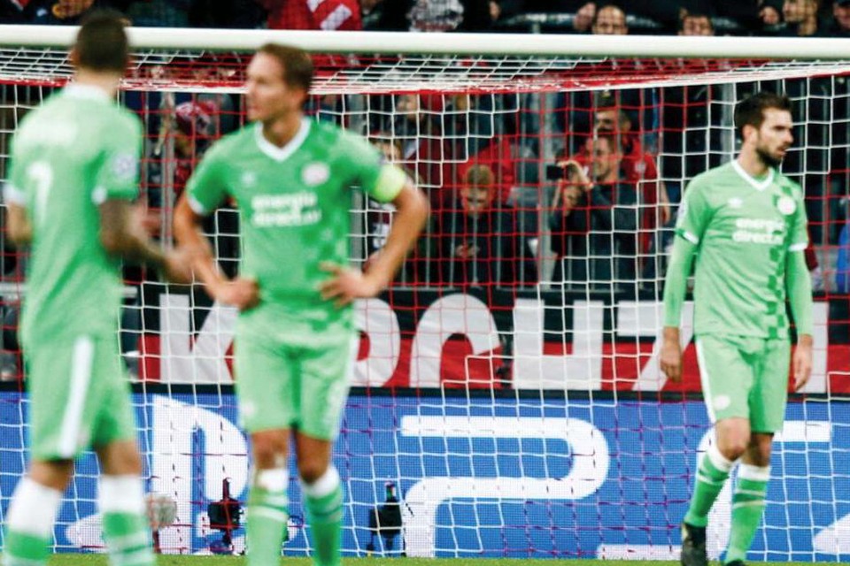 Verslagenheid bij de spelers van PSV nadat Lewandowski Bayern op 3-1 heeft gezet. 
