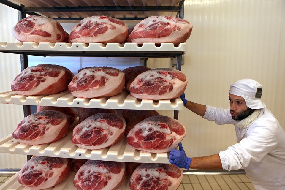 Parmaham, een op traditionele manier gedroogde rauwe ham uit de provincie Parma, klaar om te drogen.