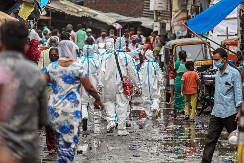 Hulpverleners dragen beschermende pakken in Mumbai, India. 