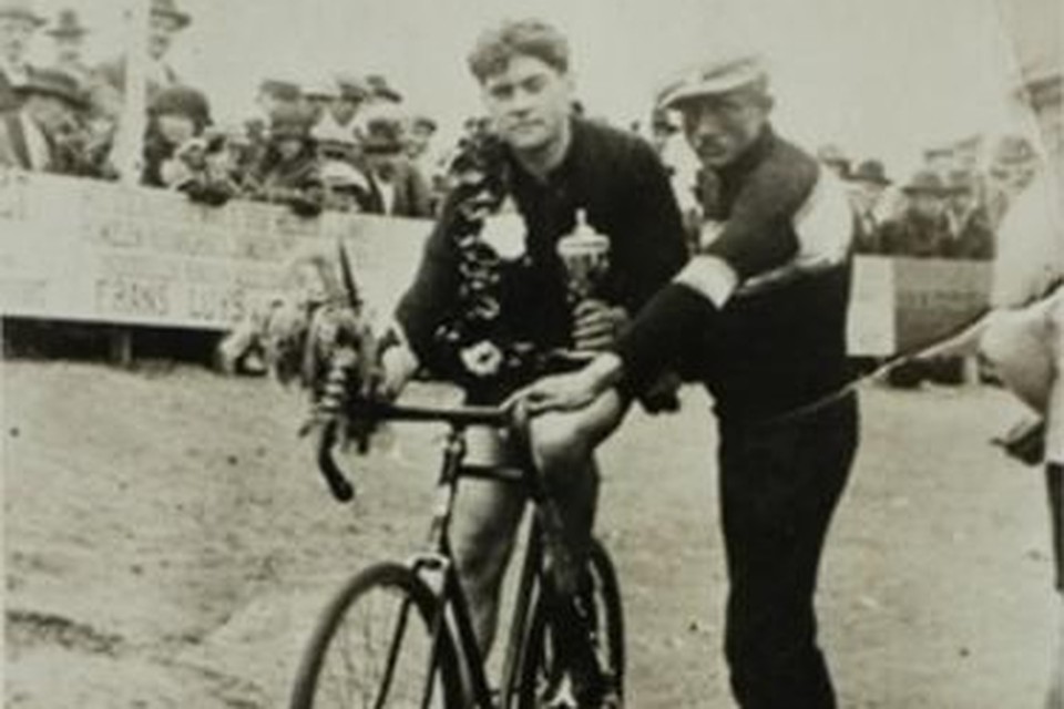 Wielerbaan De Wildenberg in 1924 met Harrie Laenen en verzorger Piet Everaers.  