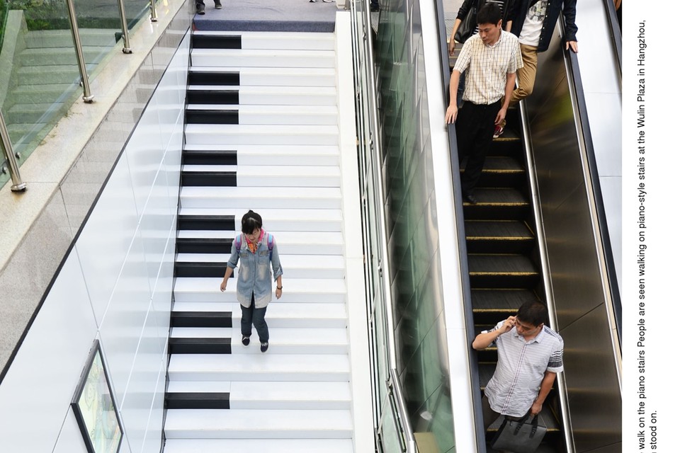 In Hangzhou in China nudgen ‘pianotreden’ mensen om de trap te nemen. 