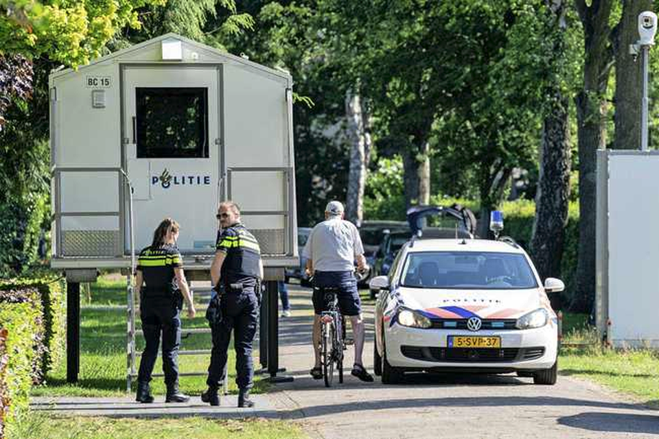 Politiebewaking bij het huis van minister Christianne van der Wal in Hierden. 