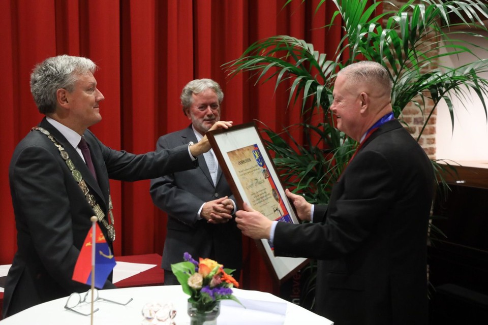 Evert Thielen krijgt de oorkonde behorend bij de onderscheiding Venlonaer van ’t Jaor uit handen van burgemeester Antoin Scholten.