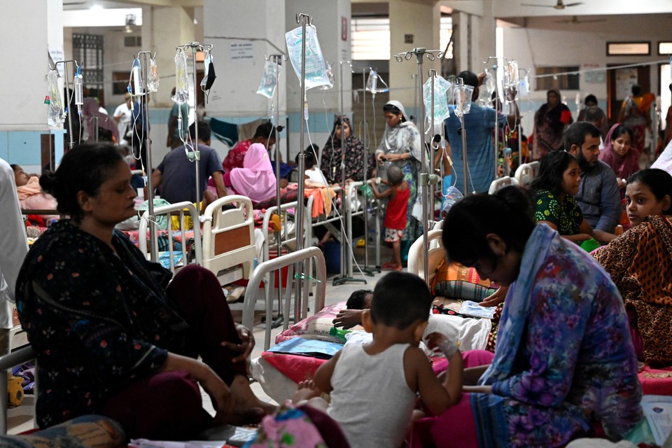 Knokkelkoortpatiënten in een ziekenhuis in Dhaka, Bangladesh.  Het land kampt met overvolle ziekenhuizen door de ergste dengue-uitbraak ooit, volgens de autoriteiten.