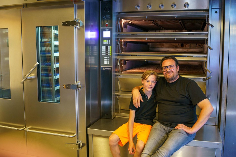 Koos van Eijndhoven met zoon Pieter bij de nieuwe oven. 