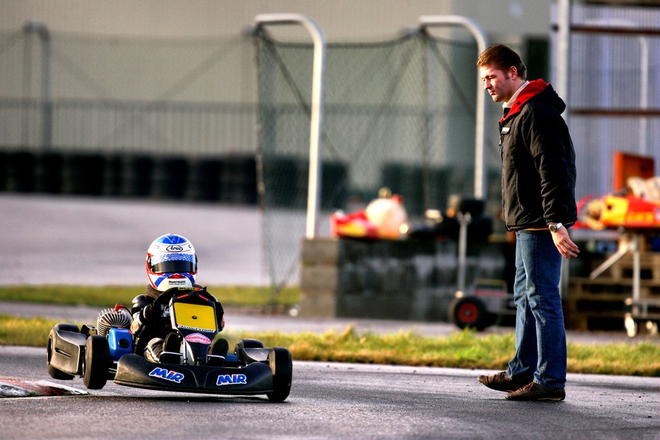 Vader Jos bekijkt in 2005 op het circuit in Genk met strakke blik de verrichtingen van Max in zijn kart. 