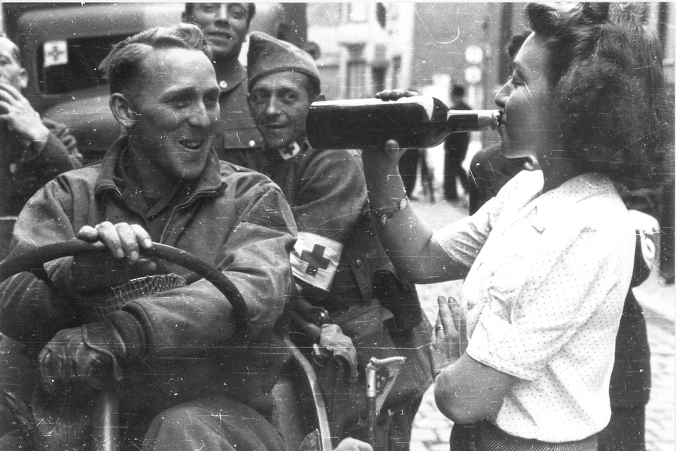 <P>Maastricht, 14 september 1944. De Amerikaanse bevrijders worden enthousiast onthaald. Enkele hospitaalsoldaten in een legerjeep en Lotje Jonas, de echtgenote van fotograaf Naseman, delen een fles wijn. </P>