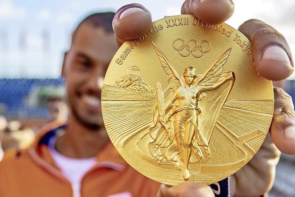 Kiran Badloe toont zijn gouden medaille. 