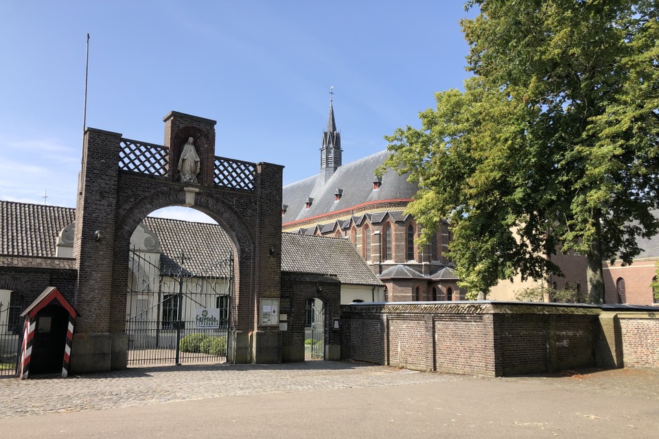 Vanaf de Sint-Benedictusabdij Achelse Kluis gaan verschillende wandelroutes.  Zo zijn er trappistenroutes, maar ook wandelingen die langs de Dodendraad gaan. 