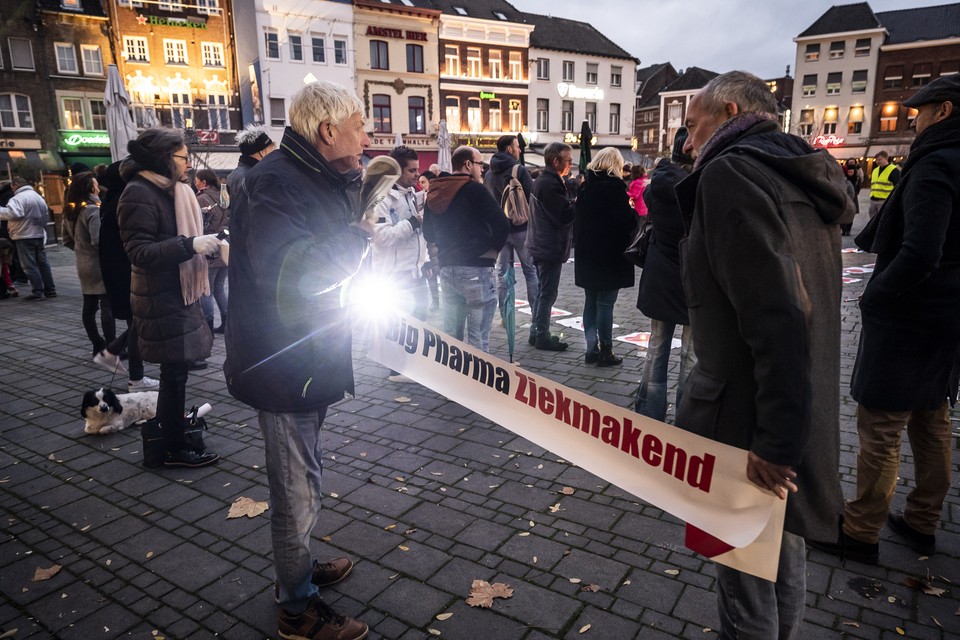 Piet van Herten, linksvoor, bij een protest in Roermond. 