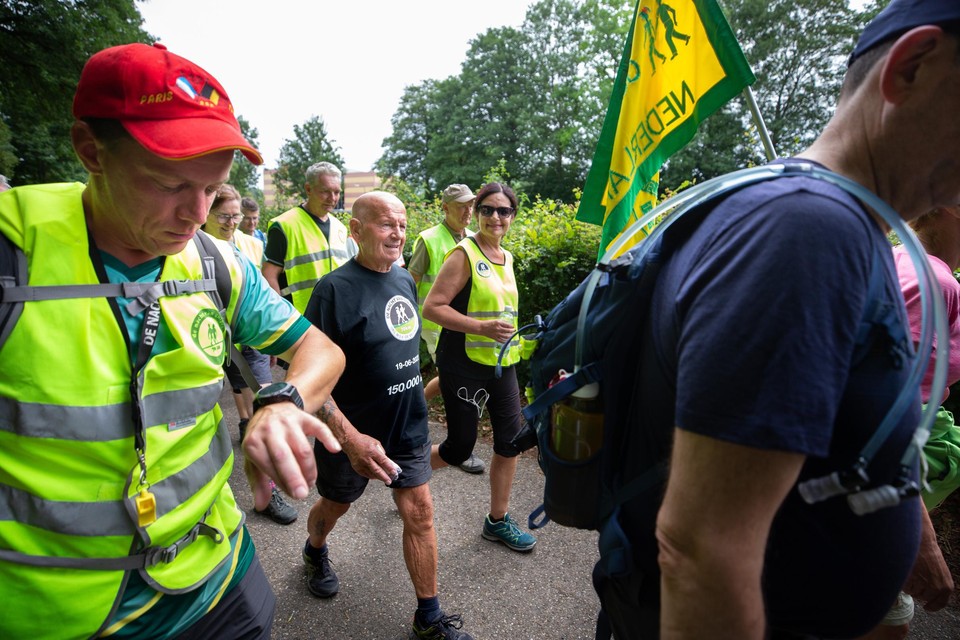 Begeleid door de baanleiders van de ‘Nacht’ maakt Jan Savelberg (zwart shirt) de 150.000 kilometer vol.