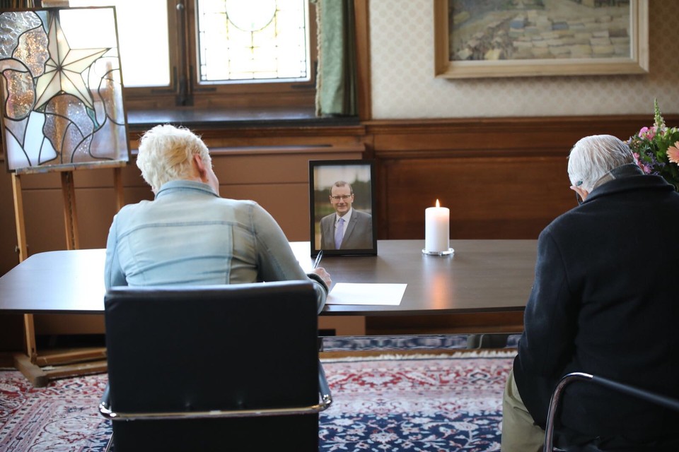 Inwoners van Maastricht tekenen het condoleance register voor wethouder André Willems.