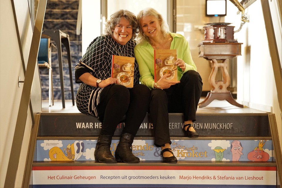 Marjo Hendriks (links) en Stefania van Lieshout presenteerden de herdruk van hun boek vorige week in ’t Gasthoês in Horst.  