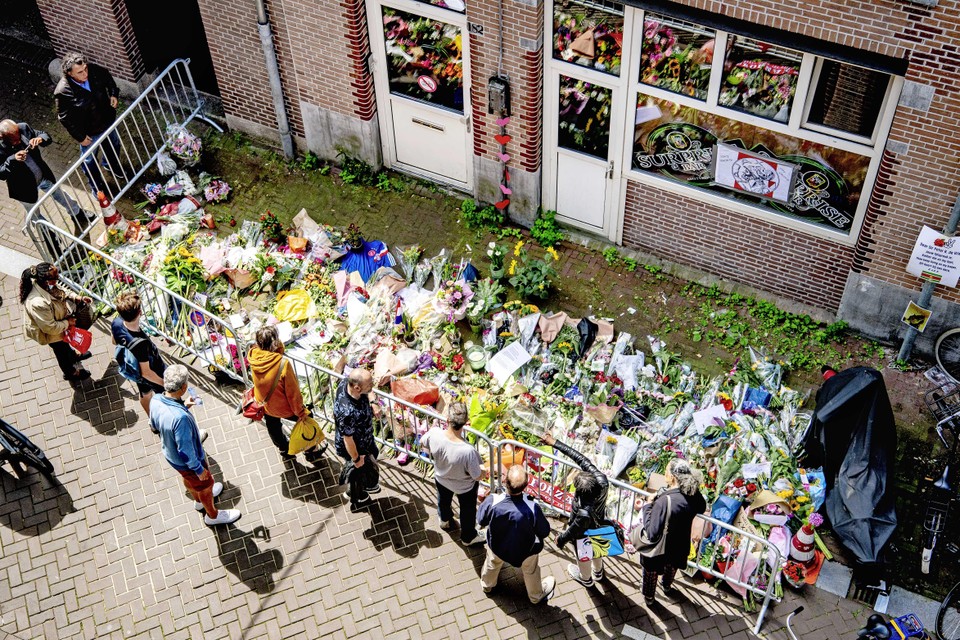 Bloemen, kaarsjes en steunbetuigingen aan Peter R. de Vries op de plek in Amsterdam waar een aanslag op hem werd gepleegd.