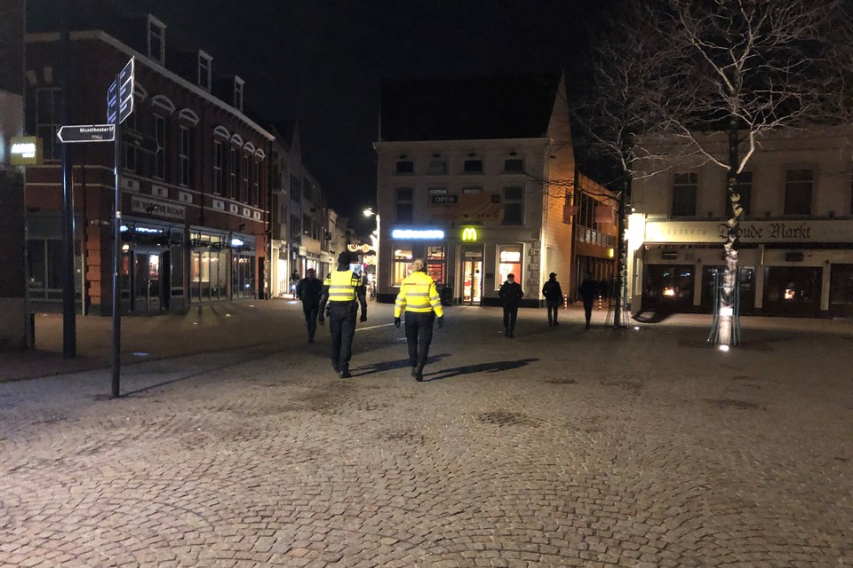 Politie in het centrum van Weert na dreigende avondklokrellen. 