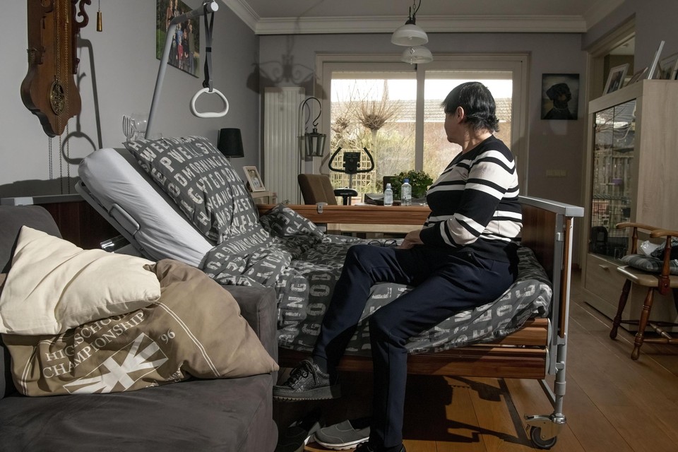 De 69-jarige Tiny slaapt in haar woonkamer.