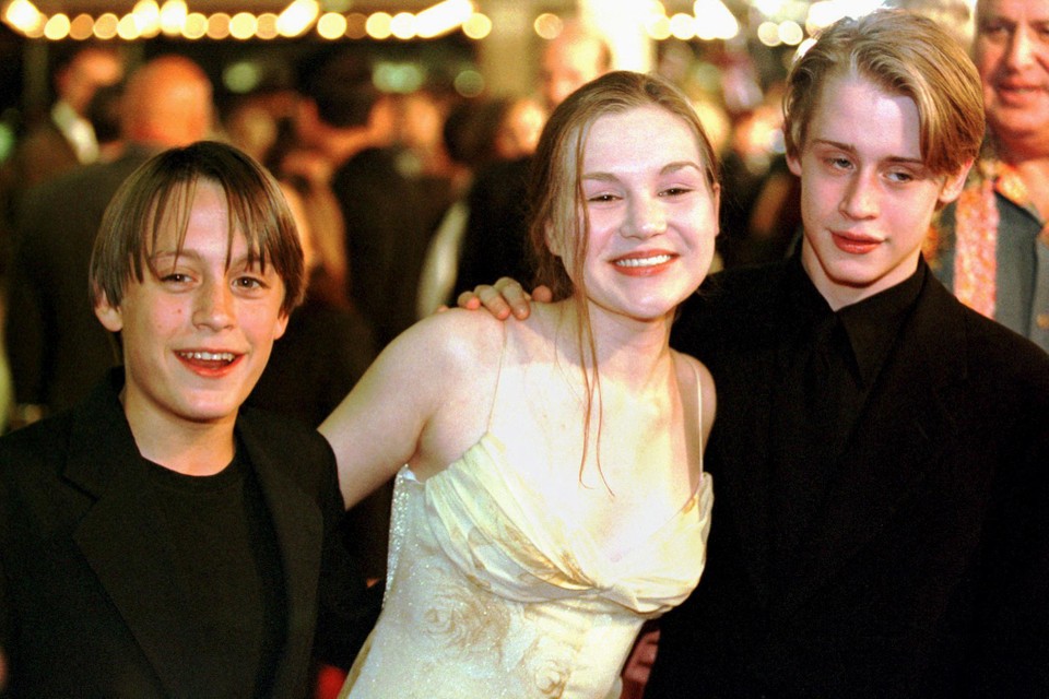 De broertjes Culkin (links Kieran) in 1998 op de foto met actrice Rachel Minor.