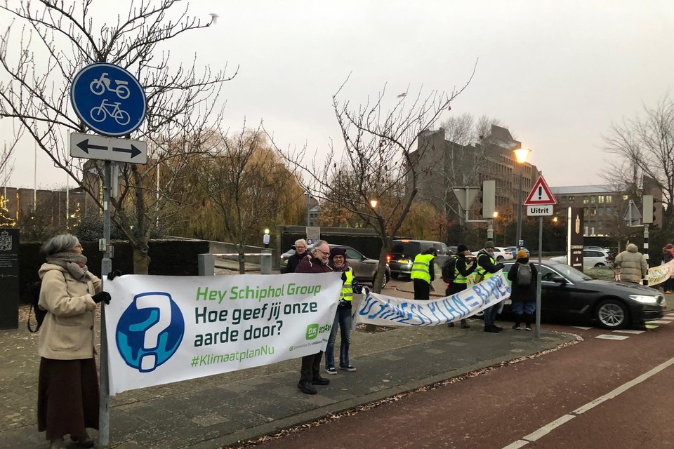Demonstranten voor het gouvernement.