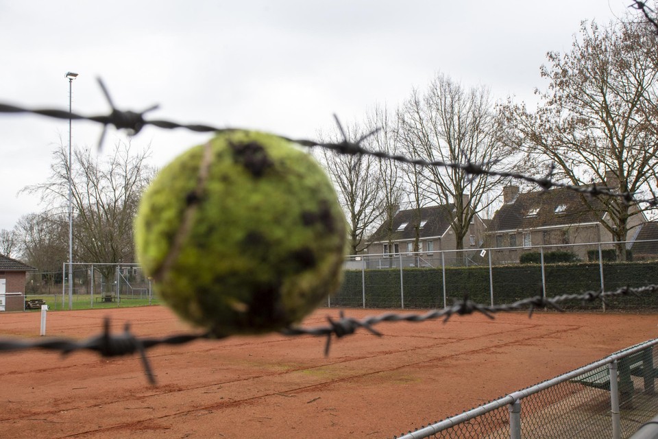 Het tenniscomplex van TC Oriënt in Sittard ligt midden in een woonwijk, met meerdere huizen op luttele meters afstand. 