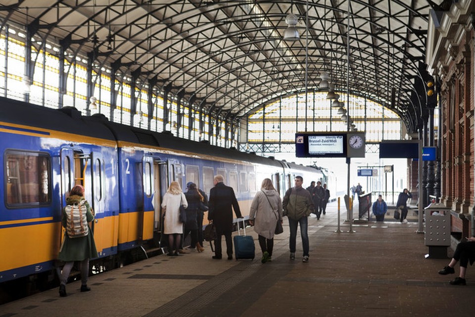 Een internationale trein naar Brussel in station Hollands Spoor.