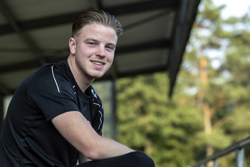 Tom Oosterbaan, de nieuwe, jonge coach van vierdeklasser DES Swalmen die ook nog assistent-trainer is bij VVV -16. 