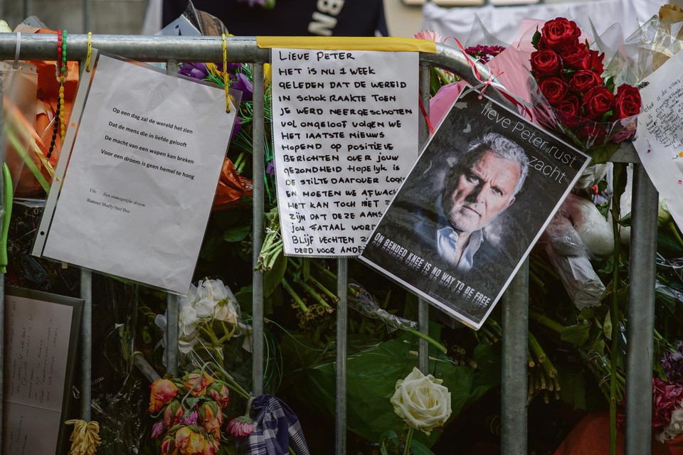 Bloemen op de plek waar misdaadjournalist Peter R. de Vries werd neergeschoten.