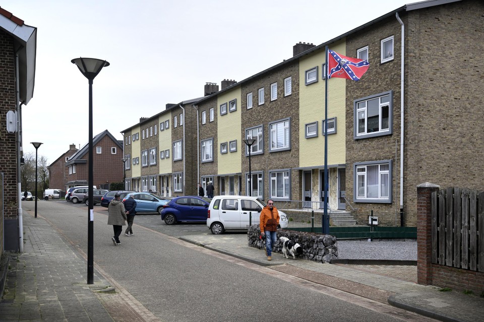 Bewoners denken heel verschillend over de sloop van hun woningen aan de Putstraat (hier op de foto) en het Raadhuisplein in Amstenrade.