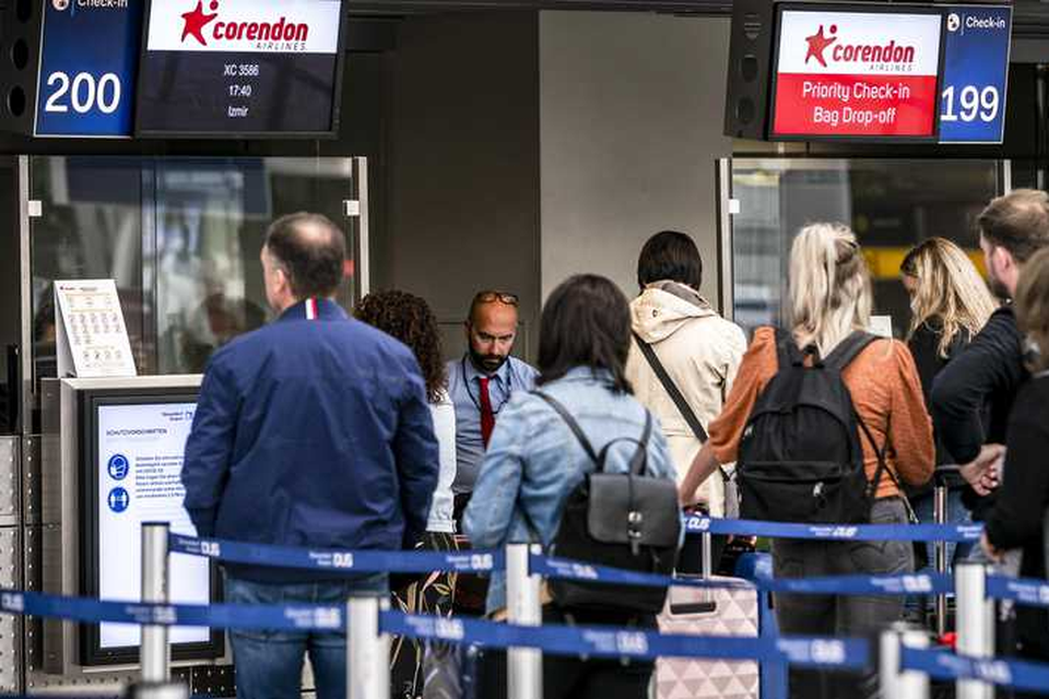 Reizigers staan in de rij voor de incheckbalie van Corendon Dusseldorf Airport. 