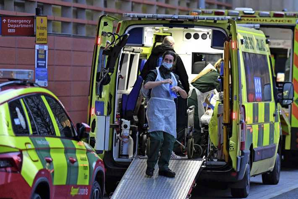 Ambulances rijden af en aan naar een ziekenhuis in Londen.  