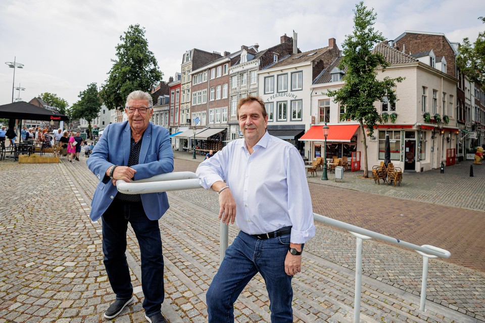 Frans Theunisz en Dré van Boogaert op de Maasboulevard. „Eenvoud, voor elk wat wils en een pilsje voor twee euro.” 