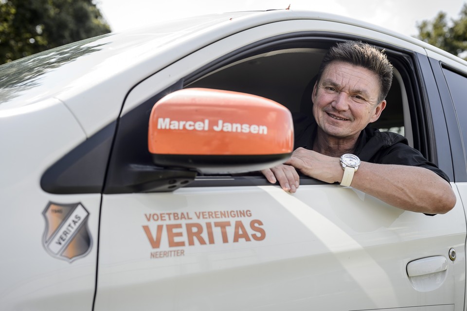 Trainer Marcel Jansen in zijn  leaseauto van de club. 