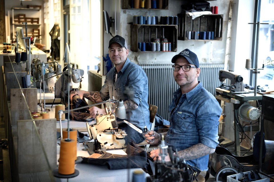 Marcel (links) en Roger Grivec in 2016 in hun atelier in Kerkrade, waar ze destijds begonnen met de ontwikkeling van hun eigen merk jeans. foto Bas Quaedvlieg