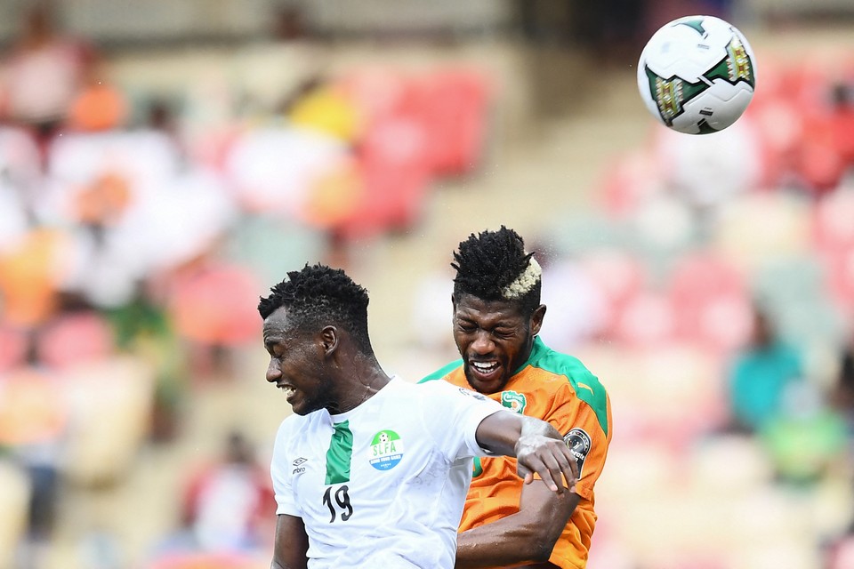 PSV’er Sangaré (r) wint een kopduel namens Ivoorkust. 
