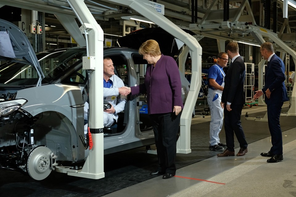 Bondskanselier Angela Merkel tijdens een bezoek aan een fabriek van Volkswagen in het Duitse Zwickau waar elektrische auto’s worden gemaakt. 