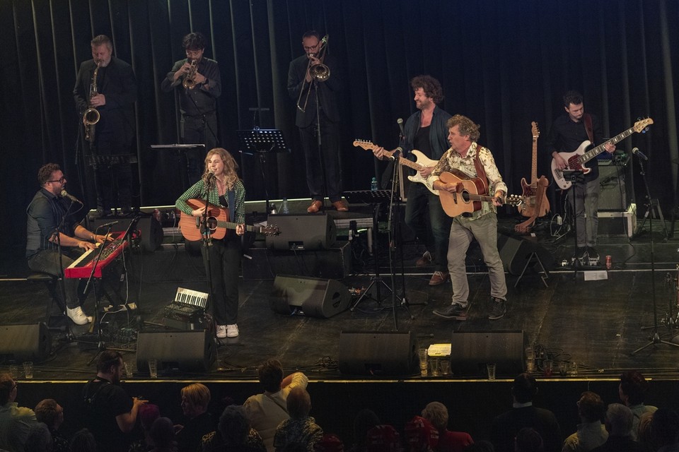 Ylka Kolken zingt voor een vol Paradiso, bijgestaan door Gé Reinders en de band BartjeS. 