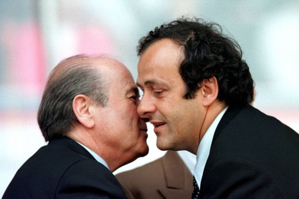 Michel Platini (rechts) en Sepp Blattler in andere tijden. 