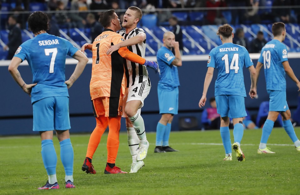 Matthijs de Ligt viert de late zege van Juventus op Zenit met doelman Szczesny. 