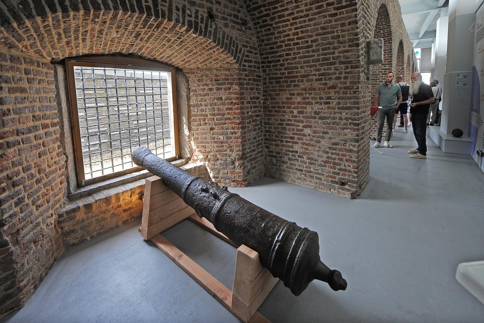 In de belevingsruimte van De Luif staan diverse gerestaureerde kanonnen, waaronder een van de oudste van het land. 