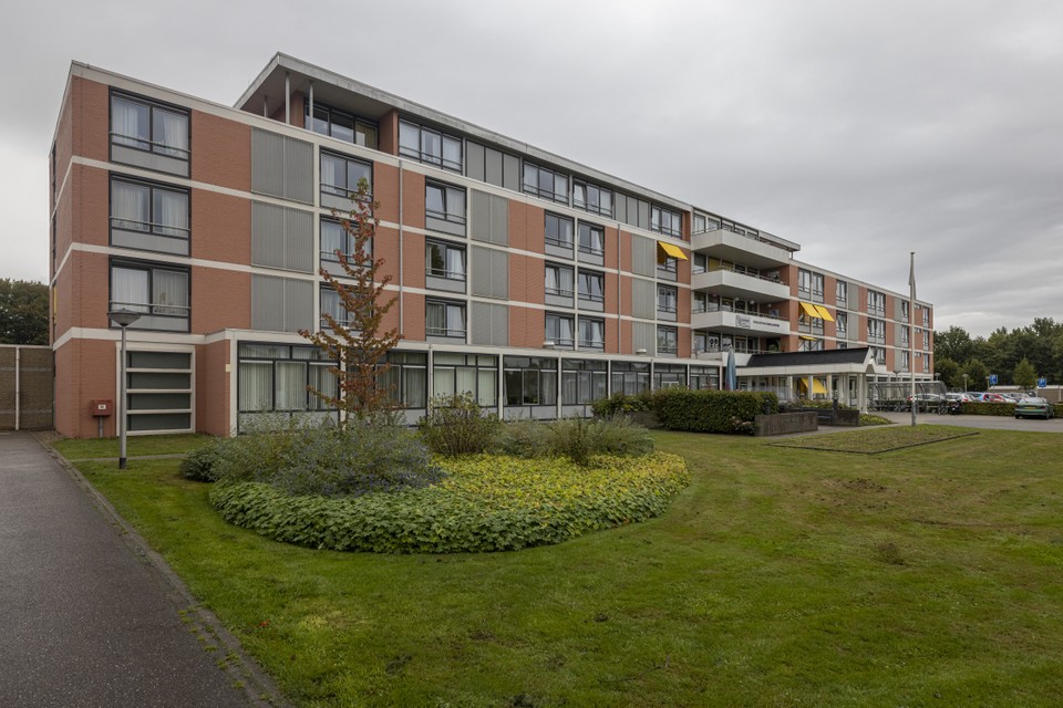 De hoogbouw van zorgcentrum Leontine-Elvira in Amstenrade maakt plaats voor nieuwbouw met evenveel plekken. 